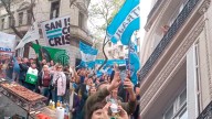 Una multitud se congregó en las afueras de la casa de Cristina
