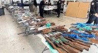 Embajador de EEUU, Ronald Johnson anuncia decomiso de 400 armas rumbo a México