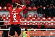 Que las hay, las hay. Independiente precisa una convención de brujas: erró todos los goles posibles ante Lanús y su gente estalló