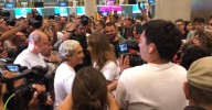 Así ha sido el recibimiento de Ada Colau y Jordi Coronas en el Aeropuerto