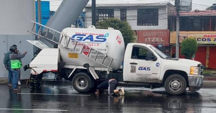 VIDEOS | Choca pipa de gas LP en Tláhuac y controlan fuga sin lesionados