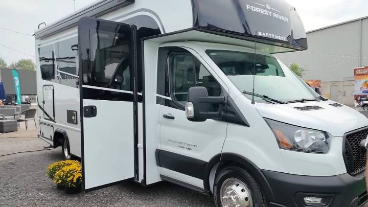 La motorhome para ir de campamento con todas las comodidades y hasta con el gato