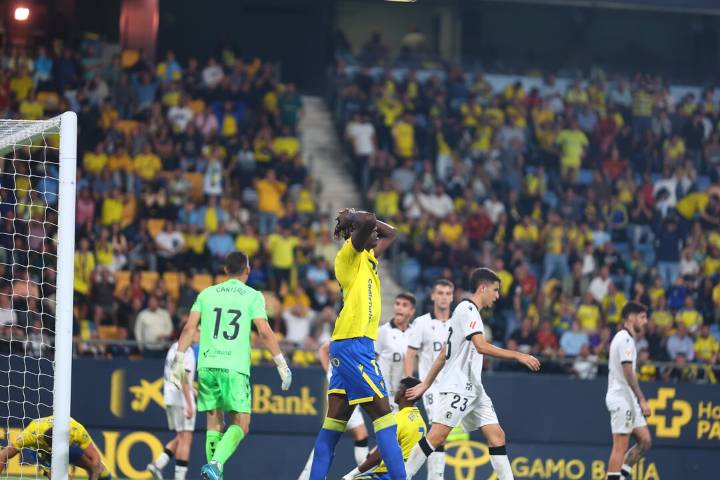 Cádiz 1-3 Burgos: otra vez el balón parado