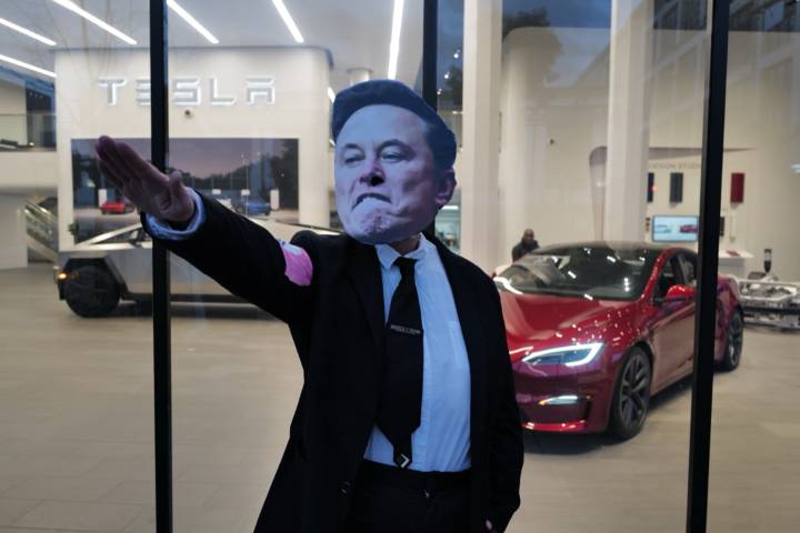 Elon Musk’s cars can’t drive themselves, but they sure can drive lawsuits