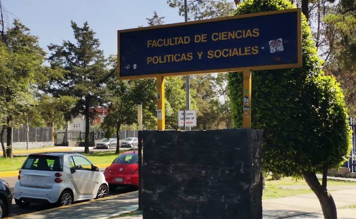 Desalojan a estudiantes de la FCPyS de la UNAM por presunta amenaza de bomba