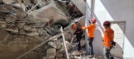 Autoridades en Indonesia indican que no hay señales de vida de los 59 desaparecidos en internado derrumbado