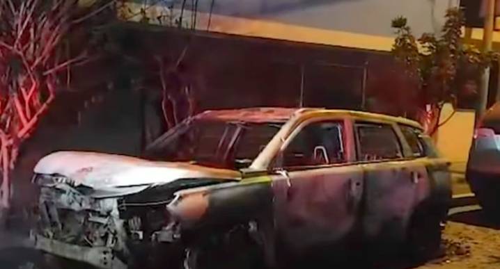 Huacho: delincuentes incendian camioneta de comandante de comisaría últimasa