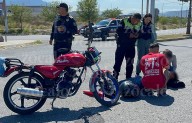 Resulta gravemente lesionado joven motociclista tras chocar contra taxi