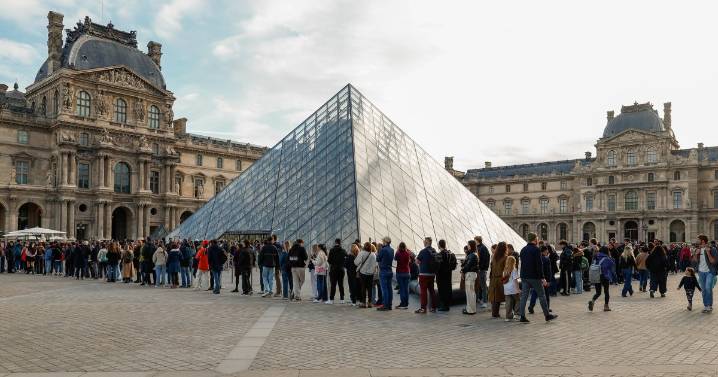 Louvre reopens after jewel heist as police search for thieves