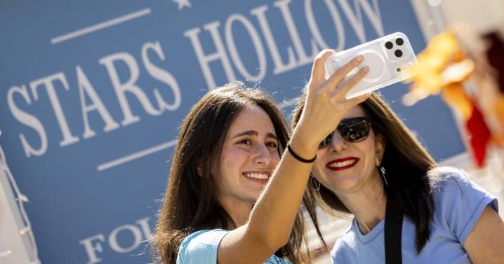 'Gilmore Girls' at 25: With nods to Stars Hollow, fans flock to a recreation of a beloved show