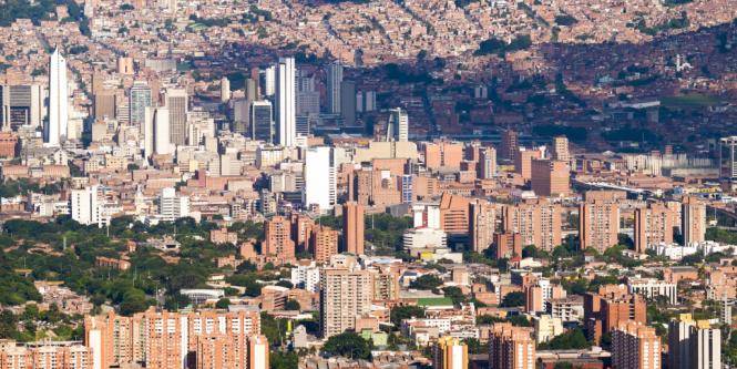 El reportaje de 'Sky News' que asegura que en Medellín 'se consiguen drogas en un trancón' 