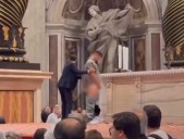Profanación en el Vaticano un hombre orina sobre el altar
