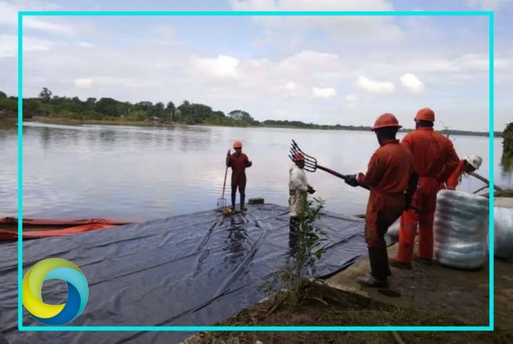 Recupera Pemex 2.5 millones de litros de crudo tras derrame en río de Veracruz