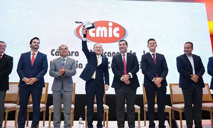 Reconocen empresario liderazgo de gobernador