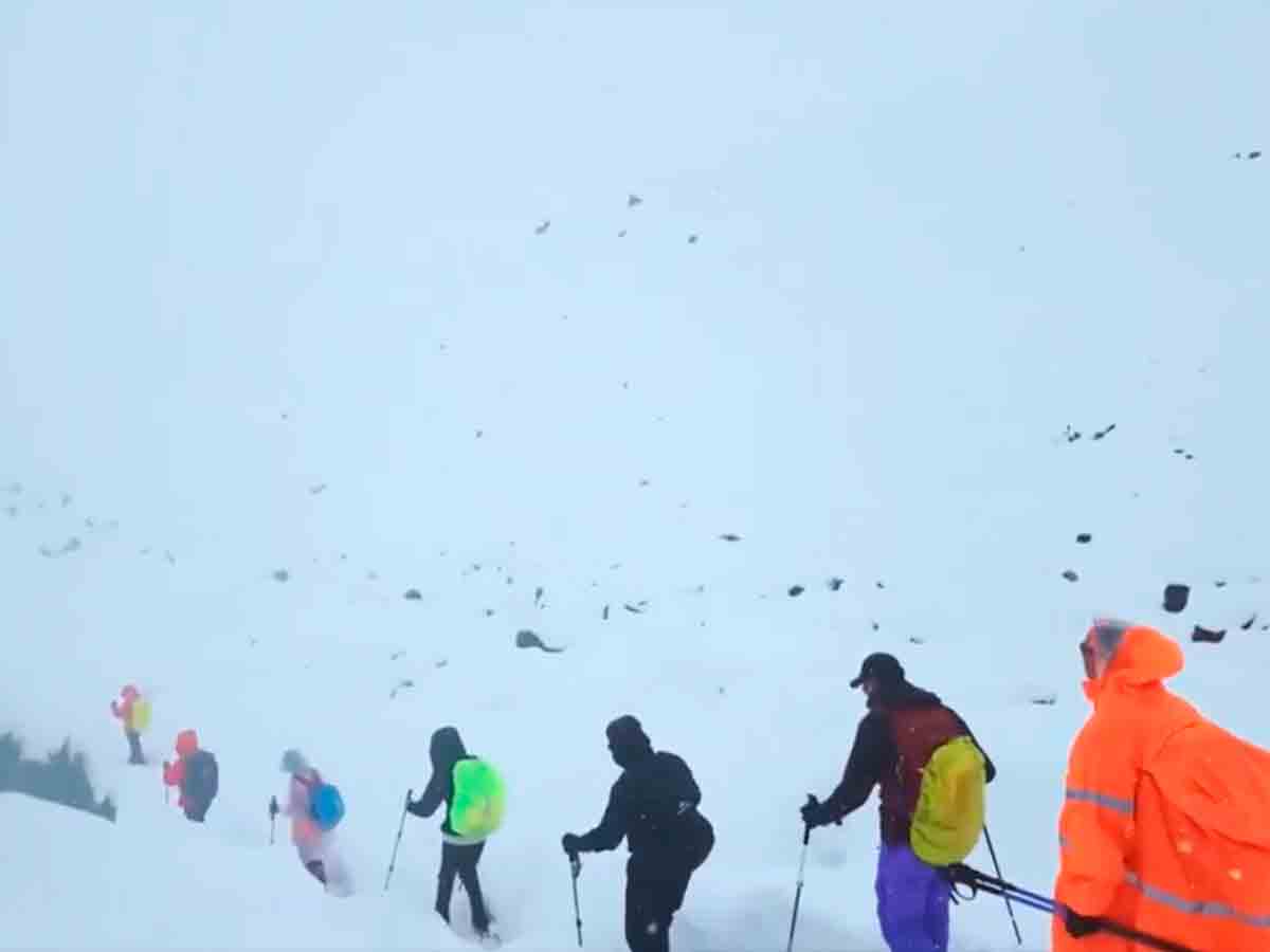 Tormenta en el Everest deja a cientos de personas atrapadas a más de 4 mil metros de altura