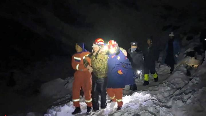 All stranded hikers caught in Everest blizzard rescued, say officials