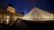 El 'modus operandi' de los delincuentes para asaltar el Louvre en solo siete minutos: un soplete, un walkie