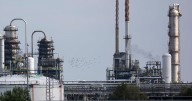 Los bomberos controlan un incendio en la principal refinería de petróleo de Hungría