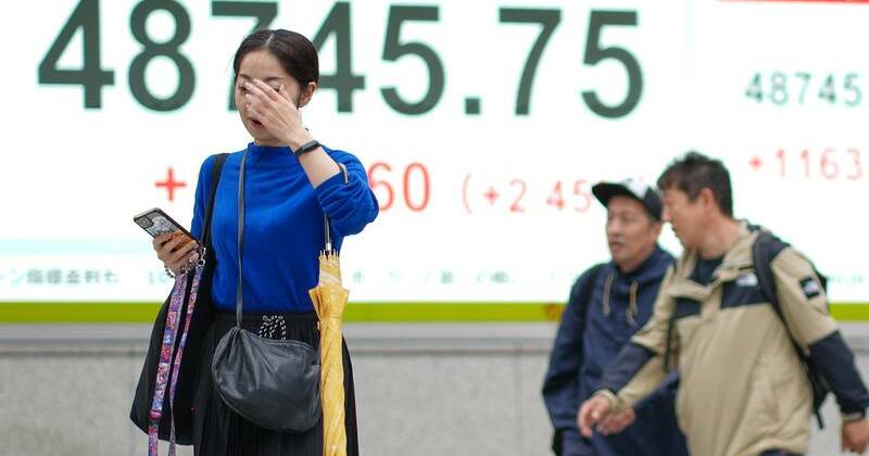 Stocks rise, gold dips as investors regain confidence