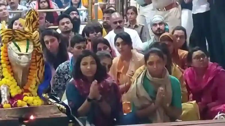 Agency News Harmanpreet Kaur, India Cricketers Offer Prayers at Mahakaleshwar Temple Before ICC Women’s World Cup 2025 Clash Against England (Watch Video)
