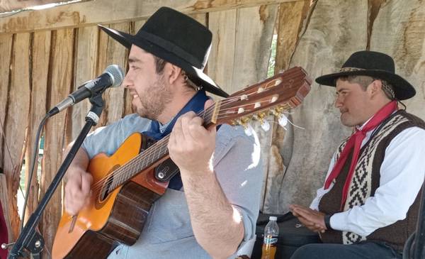 El guitarrista Matthius Delgado de Lago Rosario en la Fiesta del Chacarero