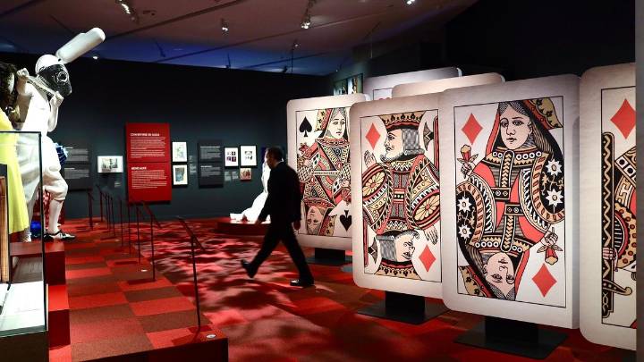 El CaixaForum Zaragoza atraviesa el espejo con la Alicia de Carrol: de los orígenes del personaje a sus influencias en Dalí o Tim Burton