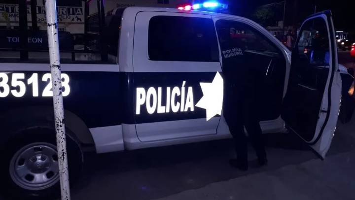 Joven es brutalmente golpeado frente a su casa en Gómez Palacio; atacantes huyeron con rumbo desconocido
