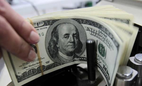 El dólar oficial abrió la semana con una fuerte baja de $80 y se vende a $1.370 en el Banco Nación