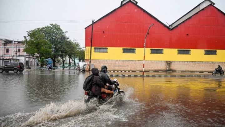 Calles anegadas y casas inundadas: el huracán Melissa toca tierra en Cuba tras su devastador paso por Jamaica