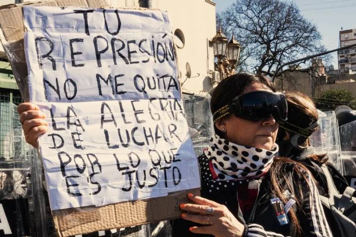 La Policía volvió a reprimir con gas lacrimógeno a los jubilados que se manifestaban en Plaza de Mayo