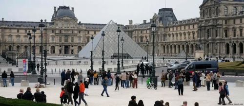 El Museo del Louvre reabre tras el robo de joyas