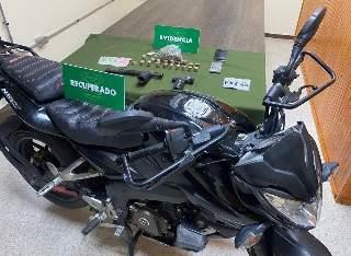 Fue detenido por empujar una motocicleta con encargo vigente por robo