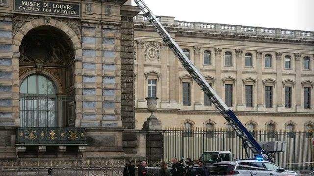 Roba el Museo de Louvre al estilo "La Gran Estafa": Los ladrones perdieron algo del botín en su huida