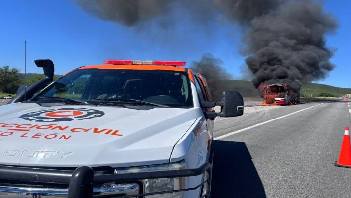 Autobús se incendia en la autopista a Laredo en Salinas Victoria, Nuevo León