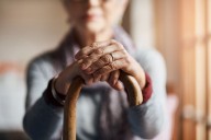 Corte beneficia con casa por cárcel a mujer de 87 años que fue condenada por no pagar impuestos
