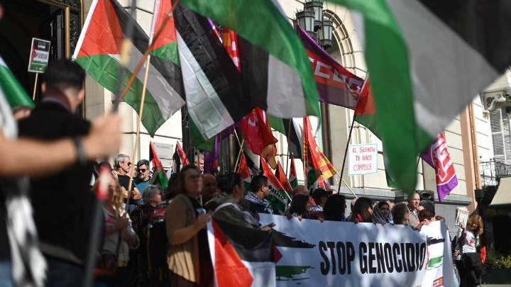 Concentración por Palestina en Zaragoza en la jornada de huelga general: "Esto es más importante que faltar a clase"