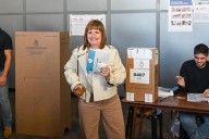 Blooper electoral. Patricia Bullrich dobló mal la boleta y tuvo que volver a la cabina para no revelar su voto