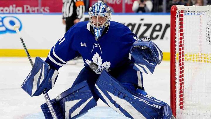 Stolarz’s 40 saves not enough as Maple Leafs fall to Red Wings in pre