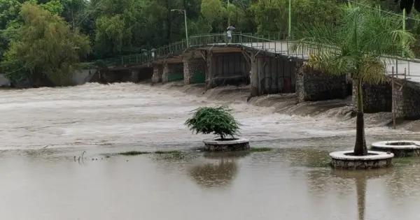 Reporta PC crecidas de ríos, evacuaciones y cierres carreteros en la Huasteca