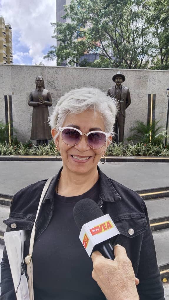 Feligreses acuden a la plaza Madre Carmen Rendiles para sentir paz espiritual