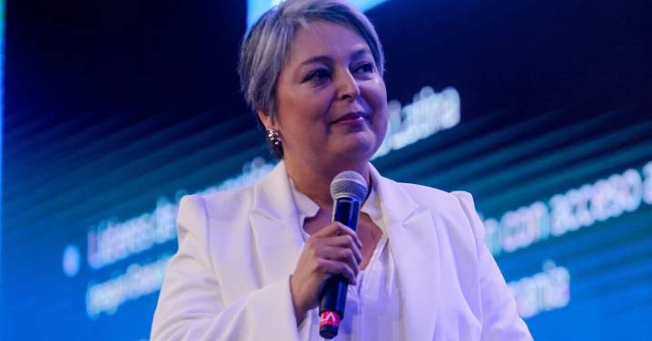 Jeannette Jara da el golpe y supera a Kast: Lidera la carrera presidencial con 27% tras alza sostenida y Kast se estanca