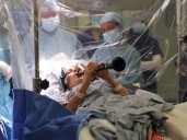 Milagro en el quirófano: una mujer tocó el clarinete durante una cirugía y el resultado impactó a los médicos