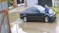VIDEO: le chocó el auto, discutieron y lo arrastró arriba del capot