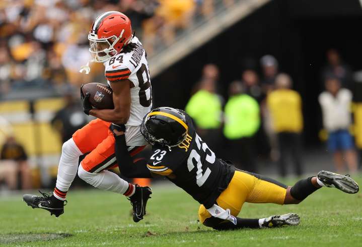 Star Pittsburgh Steelers cornerback injured against Browns