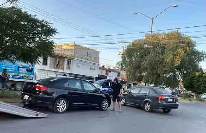 Choque en Valle Dorado deja sólo daños materiales