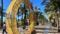 Octubre, calor y un "selfie" en los adornos de Navidad de la Explanada de Alicante