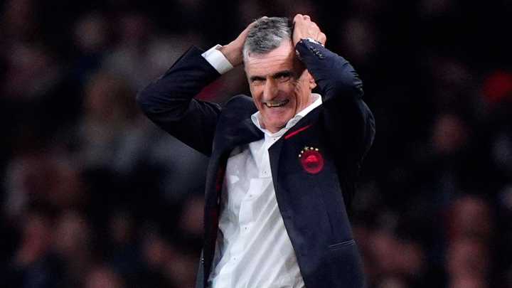 Mendilibar, entrenador de Olympiacos, no entiende por qué su equipo se quedó con diez contra el Barcelona: "La segunda amarilla es incomprensible"