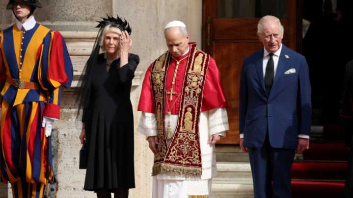 Histórico: el rey Carlos III reza con el Papa en la Capilla Sixtina en un acto inédito en 500 años desde el cisma anglicano