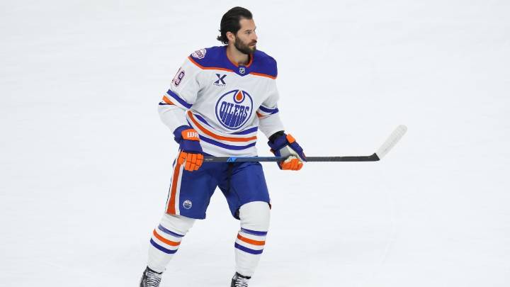 Henrique celebrates 1,000 NHL games with warmup lap