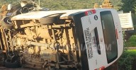 Morelia: vuelca camioneta de transporte de personal tras chocar contra objeto fijo